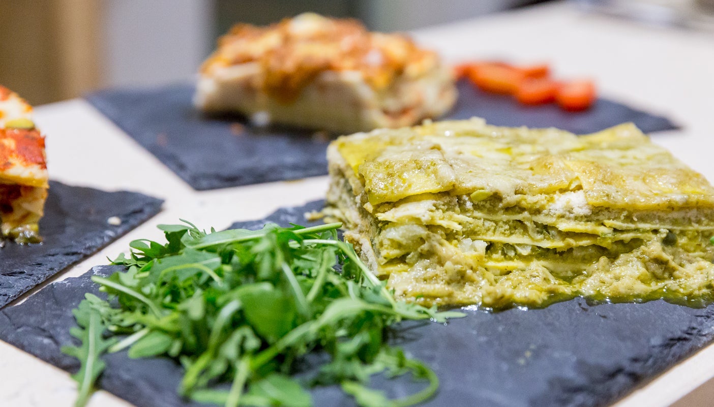 Antipasto servito su piatti neri