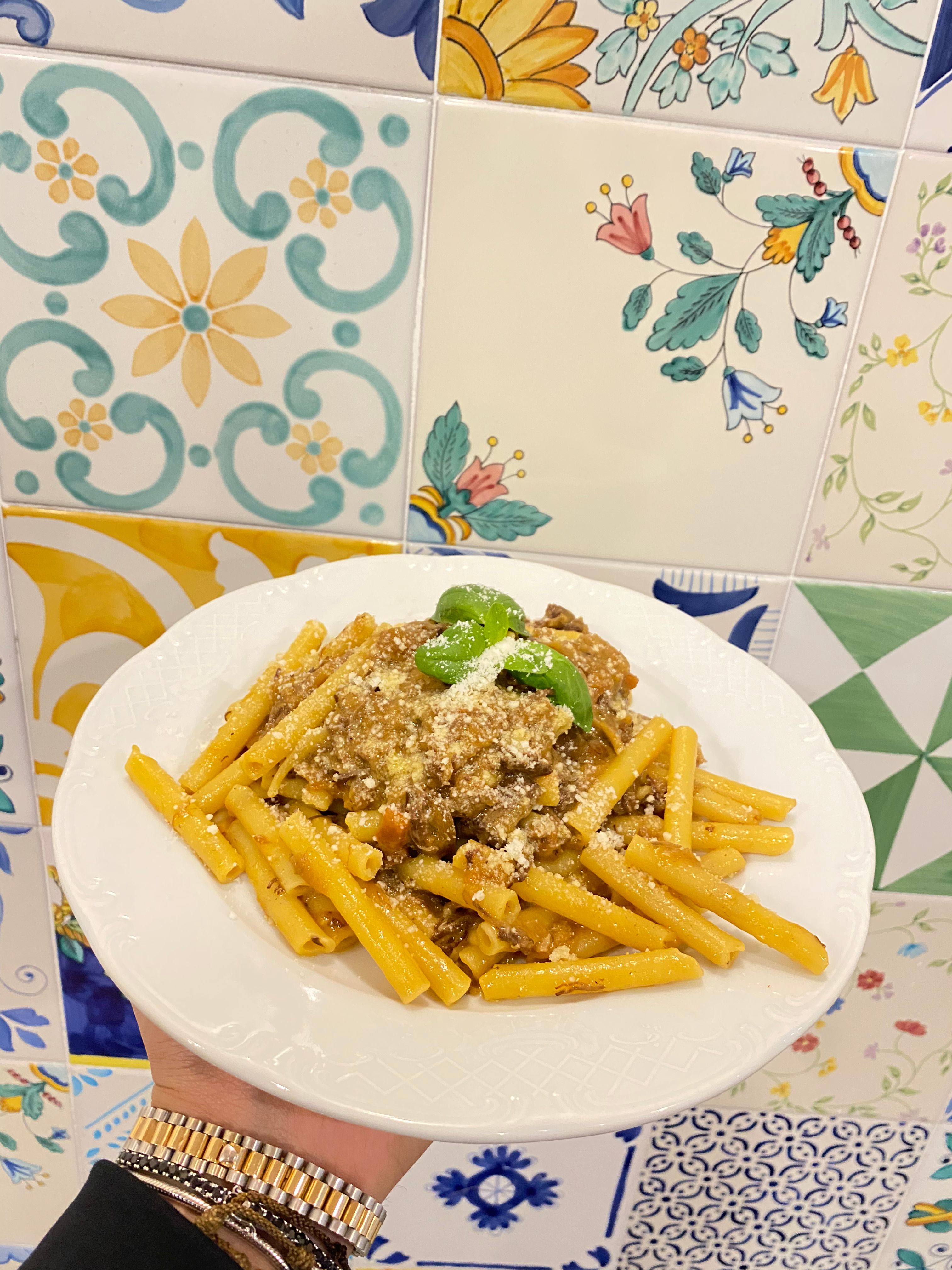 Piatto di ziti alla genovese di Zito 41 con basilico fresco