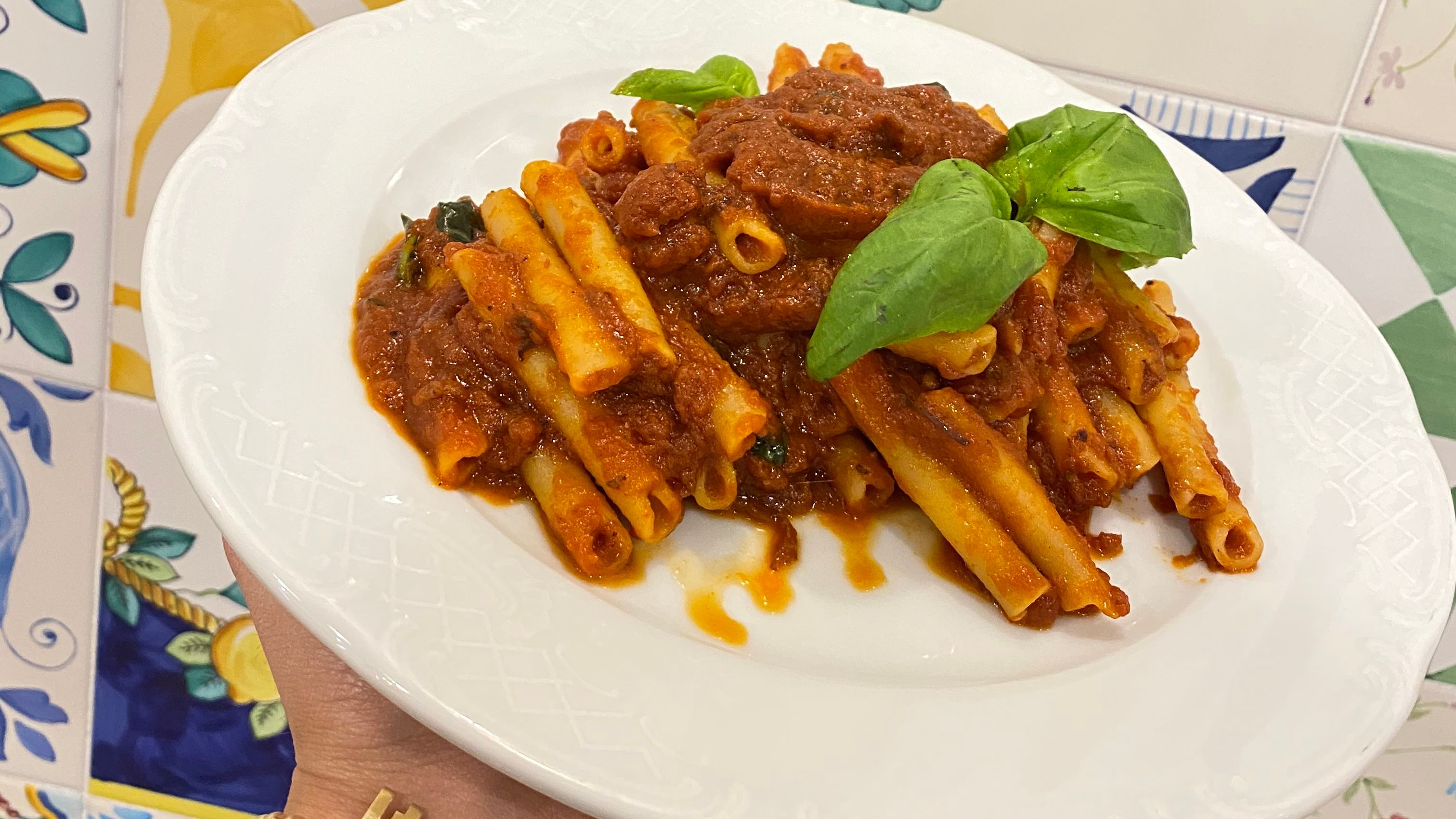 Ziti al rag&ugrave; con foglie di basilico