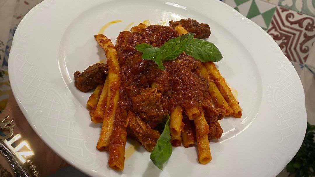 Ziti al rag&ugrave; con basilico